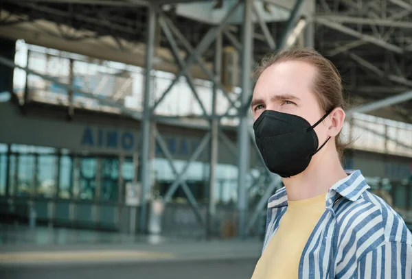 Fiatal Turista Férfi Fekete Újrahasználható Védőmaszkot Visel Repülőtéren Szokásos Utazási — Stock Fotó