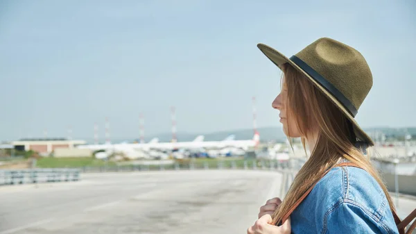 Menina Chapéu Com Mochila Aeroporto Estilo Vida Viagem — Fotografia de Stock