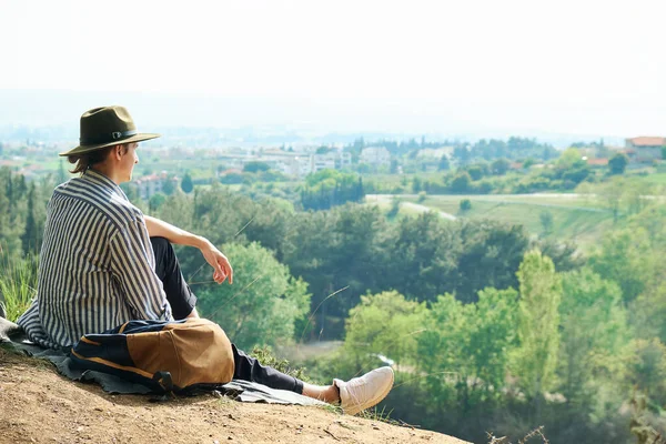 Uomo Viaggiatore Con Zaino Cappello Siede Sulla Cima Della Montagna — Foto Stock