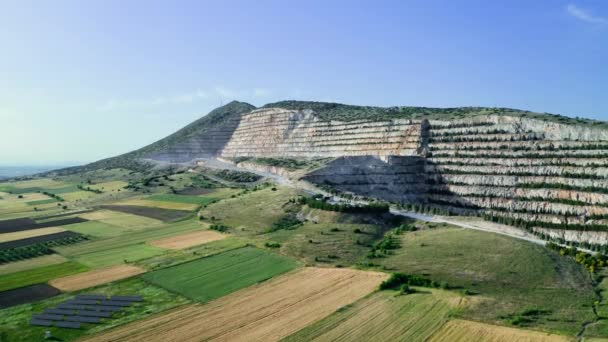 Drohnenaufnahmen Eines Salzbergwerks Mit Hängen Und Feldern Schöne Landschaft — Stockvideo