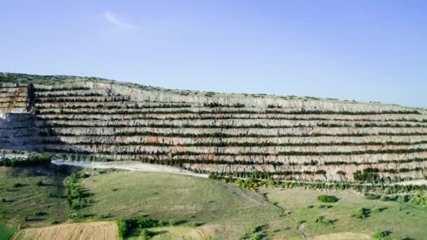 Yamaçları Tarlaları Olan Bir Tuz Madeninin Hava Aracı Görüntüleri Güzel — Stok video