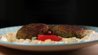 Pirzolalı lezzetli yemeğin yakın çekim görüntüleri.