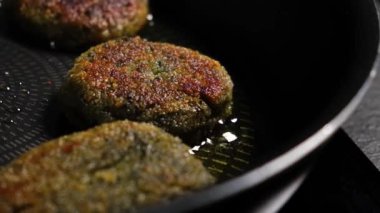 Tavada kızartılmış pirzola görüntüleri.