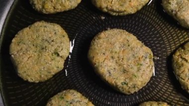 Tavada kızartılmış pirzola görüntüleri.