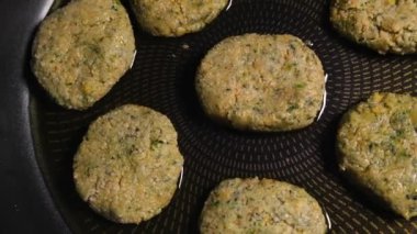 Tavada kızartılmış pirzola görüntüleri.