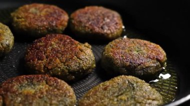 Tavada kızartılmış pirzola görüntüleri.