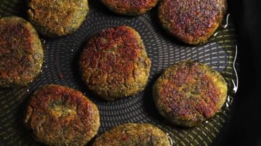 Tavada kızartılmış pirzola görüntüleri.