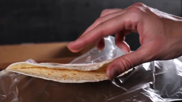 Filmato Mano Femminile Che Prende Pane Pita — Video Stock