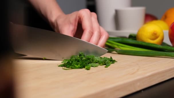 Close Tiro Mãos Masculinas Fazendo Uma Salada Cortando Verdes — Vídeo de Stock