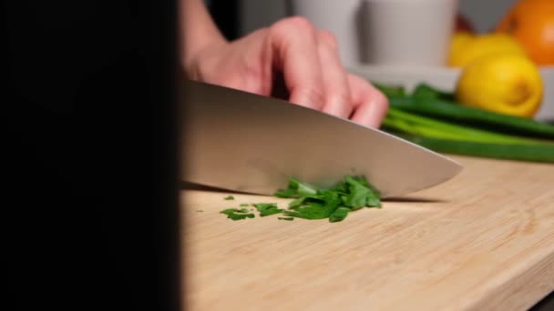 Primo Piano Mani Maschili Che Fanno Insalata Tagliando Verdi — Video Stock