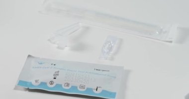 Selanik, Yunanistan - 1 Haziran 2021: Hızlı antijen testi seti, sıvı, burun çubuğu, tüp ve test kaseti.