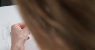 Omuz hizasında, Coronavirus için hızlı bir antijen testi olan Covid-19 negatif kendini test eden kişi görülüyor..