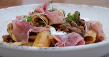 Bolonez sosu, rigatoni, prosciutto, taze otlar ve bir tutam ricotta peynirinden yapılmış 4K 'lık zarif bir yemek..