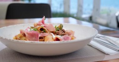 Bolonez soslu gurme tabağı, prosciutto, taze otlar ve bir tutam ricotta peyniri..