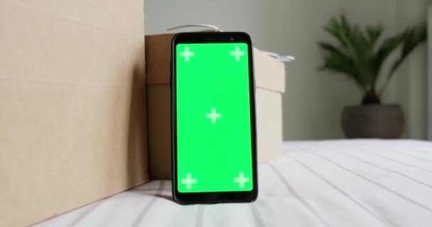 Smartphone Πράσινη Οθόνη Mock Κοντά Κουτιά Αποθήκευσης Καρτών Πρότυπο Για — Αρχείο Βίντεο