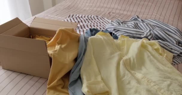 Група Вживаного Одягу Упаковується Картонну Коробку Багаторазовий Одяг Концепція Перепродажу — стокове відео