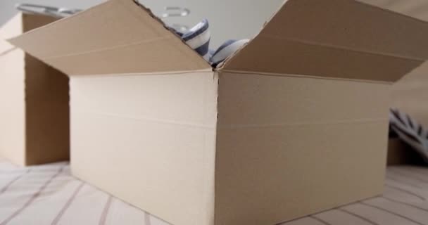Kilka Używanych Ubrań Pakowanych Kartonowe Pudełko Odzież Wielokrotnego Użytku Koncepcja — Wideo stockowe