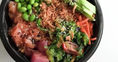 Taze ve lezzetli Hawaii poke kasesinin üst görüntüsü, geleneksel Hawaii çiğ balık salatası.