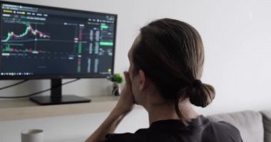 Monitördeki üzgün ve sinir bozucu adam şifreli para ile canlı güncelleme fiyatları, evden online yatırım.