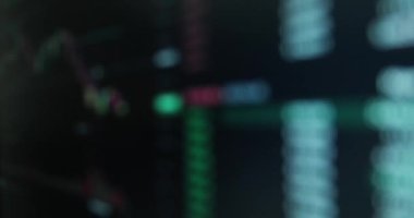Odaklanmamış bulanık arkaplan, canlı finansal grafikler ve grafikler ile izleme ve kripto para birimi ticareti, yeşil ve kırmızı finansal göstergeler.