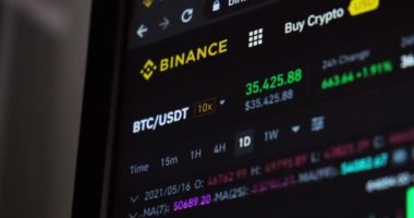 Selanik, Yunanistan - 1 Haziran 2021: Bitcoin fiyatı Binance web sitesinden canlı olarak güncelleniyor, çevrimiçi ticaret platformu.