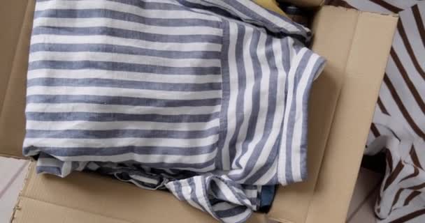 Hromada Použitého Oblečení Balená Kartonové Krabici Opakovaně Použitelné Oblečení Koncepce — Stock video