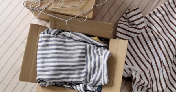 用纸板箱包装的旧衣服 可重复使用的衣服 二手转售或捐赠的概念 — 图库视频影像