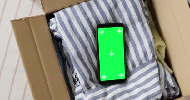 Telefon Yeşil Ekran Kullanılmış Kıyafetler Paketlenmiş Kullanılmış Giysiler Internette Satılıyor — Stok video