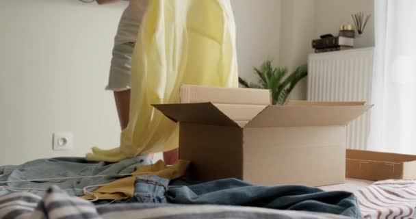 Embalaje Mujer Utiliza Ropa Casual Caja Para Vender Línea Como — Vídeos de Stock