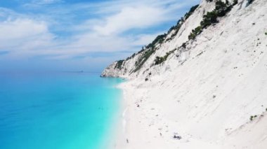Beyaz kum ve turkuaz deniz ve Yunan adalarının insansız hava aracı manzarası.