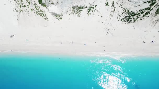 Drone utsikt över naturskön strand med vit sand och turkost hav, grekiska öar. — Stockvideo