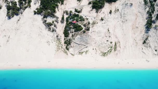 Drone vista da praia cênica com areia branca e mar azul-turquesa, ilhas gregas. — Vídeo de Stock