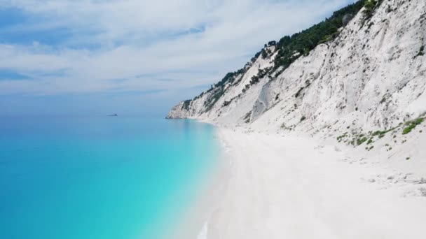 Drone utsikt över naturskön strand med vit sand och turkost hav, grekiska öar. — Stockvideo