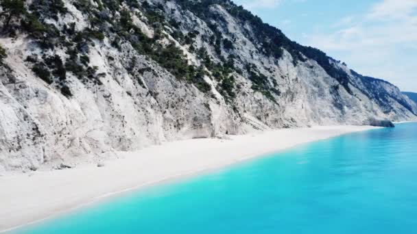 Vue par drone de la plage pittoresque avec sable blanc et mer turquoise, les îles grecques. — Video