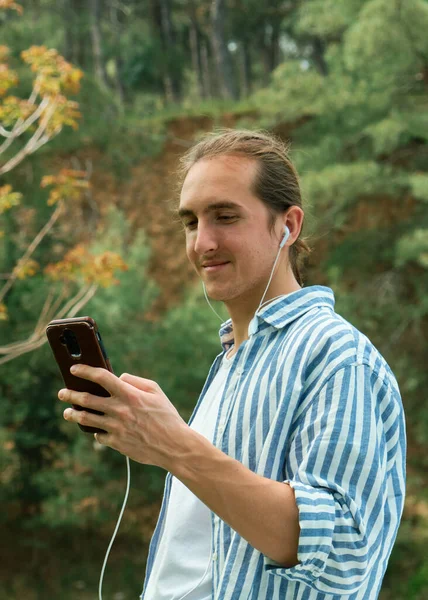 Чоловік Тримає Телефон Дивлячись Екран Дивлячись Відеоконтент Соціальних Мереж Відкритому — стокове фото