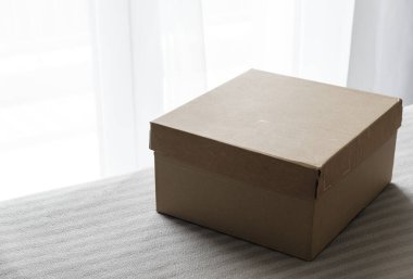 Yatağın üzerindeki karton kutu.