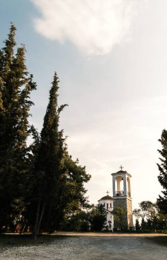 Küçük bir ortodoks kilisesinin önündeki ağaçlar.