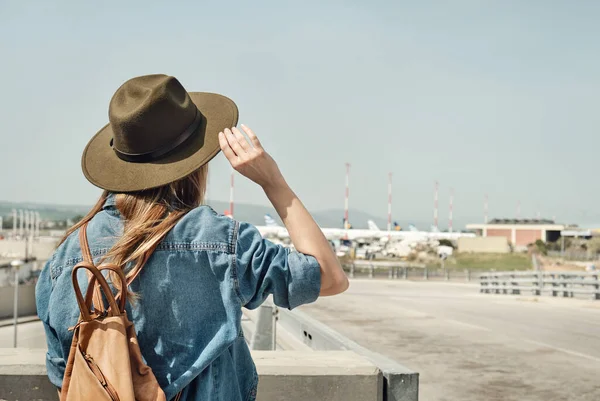 Menina Chapéu Com Mochila Olhando Para Aviões Aeroporto Viagens Férias — Fotografia de Stock
