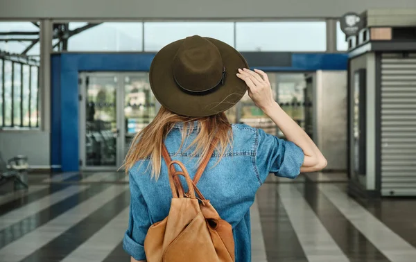 Vista Traseira Viajante Feminino Aeroporto Viagens Férias Conceito Dia Turismo — Fotografia de Stock