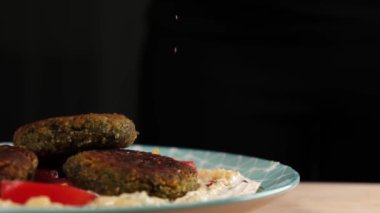 Pirzolalı lezzetli yemeğin yakın çekim görüntüleri.