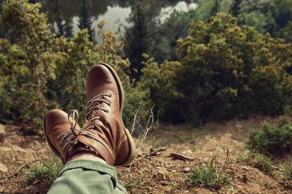 Menina Botas Caminhada Relaxante Livre Floresta — Fotografia de Stock