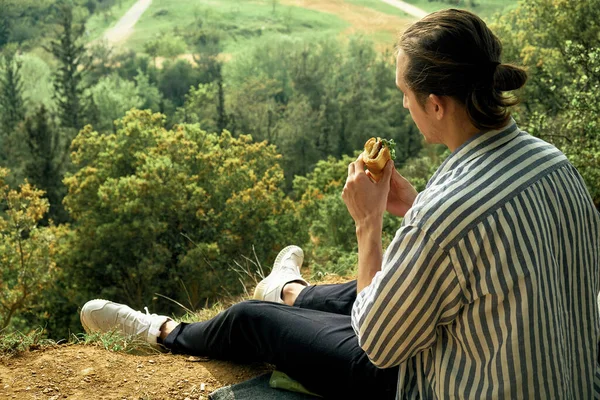 Vista Trasera Chico Joven Paseo Por Naturaleza Haciendo Una Pausa —  Fotos de Stock