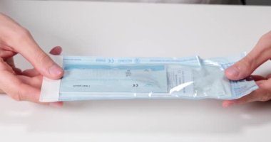 Selanik, Yunanistan - 1 Haziran 2021: Covid-19 hızlı antijen test kiti taşıyan adam paketi..