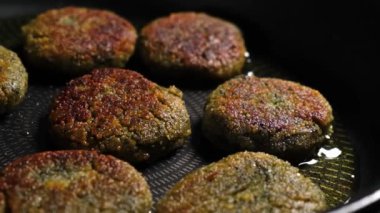 Tavada kızartılmış pirzola görüntüleri.