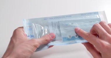 Selanik, Yunanistan - 1 Haziran 2021: Covid-19 hızlı antijen test kiti taşıyan adam paketi..