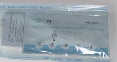 Selanik, Yunanistan - 1 Haziran 2021: Covid-19 hızlı antijen test kiti içeren paket..
