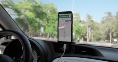 Selanik, Yunanistan - 1 Haziran 2021: Google haritalı akıllı telefon, Google Maps kullanarak araç kullanıyor.
