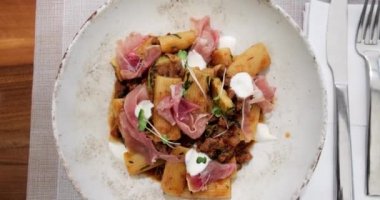Bolonez soslu gurme tabağı, prosciutto, taze otlar ve bir tutam ricotta peyniri..