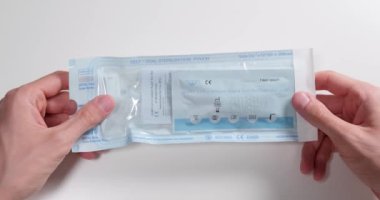 Selanik, Yunanistan - 1 Haziran 2021: Covid-19 hızlı antijen test kitini evde açan adam, Coronavirus kendi kendine test seti.