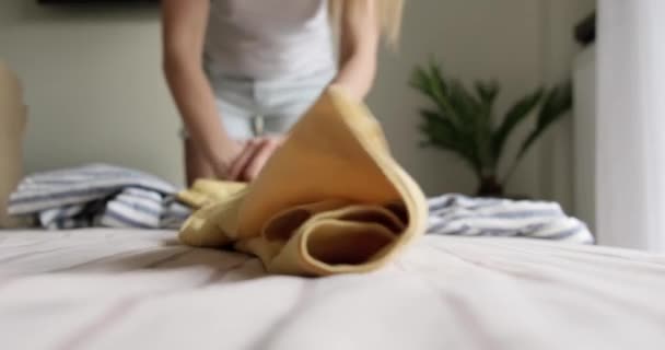 Close Metalen Hangers Shirt Unfocused Vrouw Achtergrond Verpakking Gebruikt Casual — Stockvideo